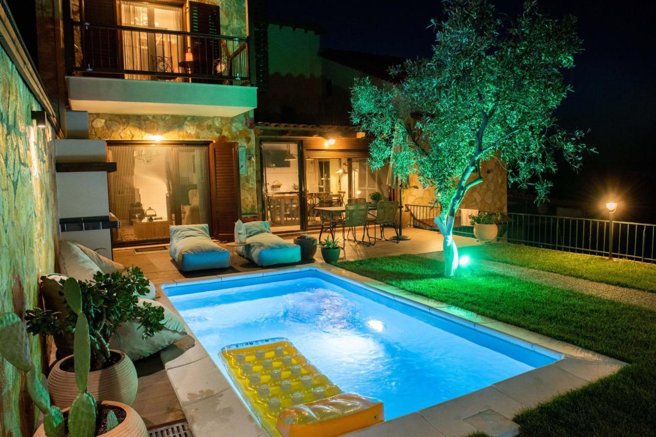 Dandy Villas Nea Roda - Melodic Waves - Private - Pool - Parking - Cellar Exterior photo